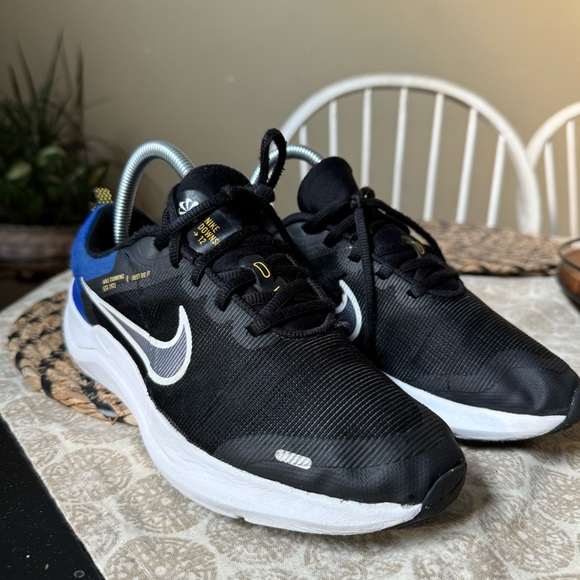 BOYS' NIKE BIG KID DOWNSHIFTER 12 RUNNING SHOES - Picture 3 of 11